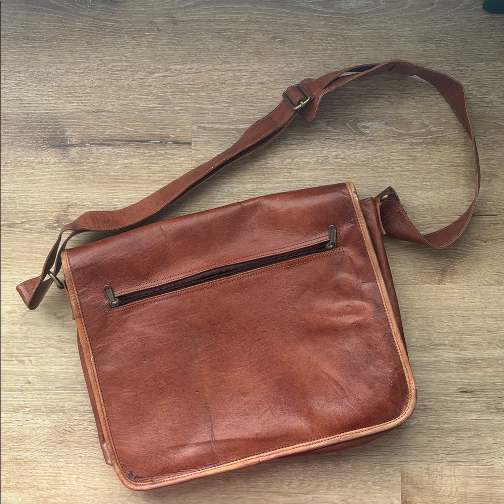 Urban Leather Brown Leather Messenger Bag - Picture 3 of 4